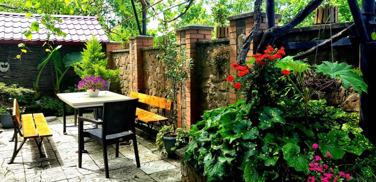 Green House In Batumi Luaran gambar